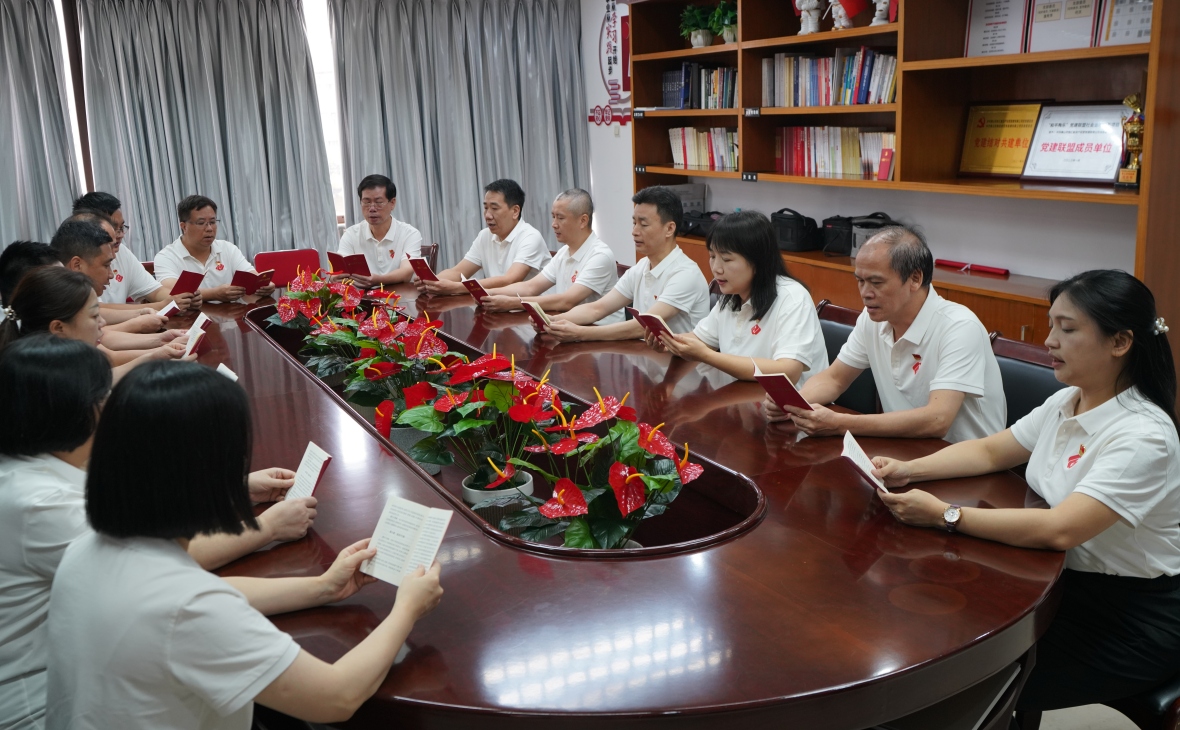 聽(tīng)黨課 誦黨章 礪初心 強(qiáng)黨性——恒匯盈公司黨支部開(kāi)展“誦讀新黨章 初心獻(xiàn)給黨”主題黨日活動(dòng)